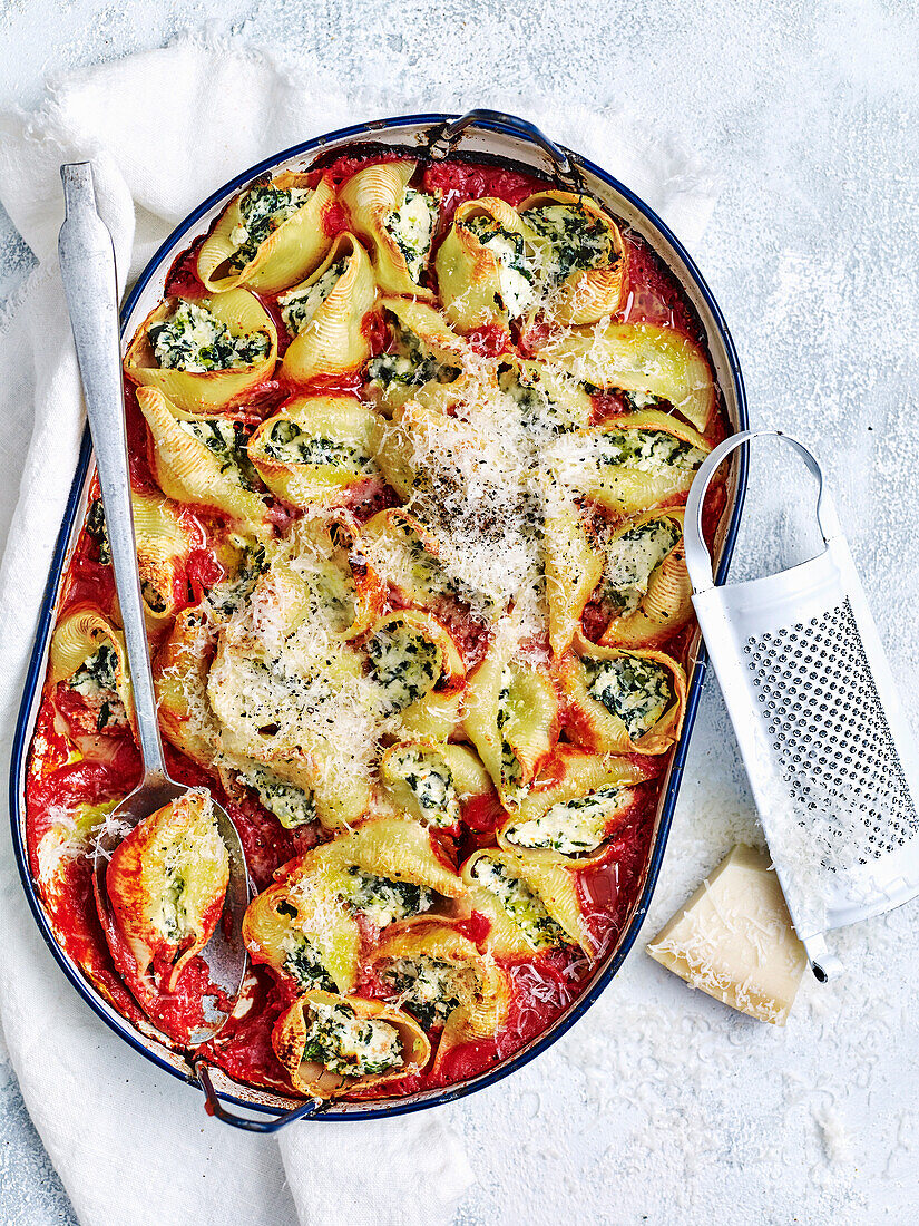 Spinach and ricotta stuffed pasta shell bake