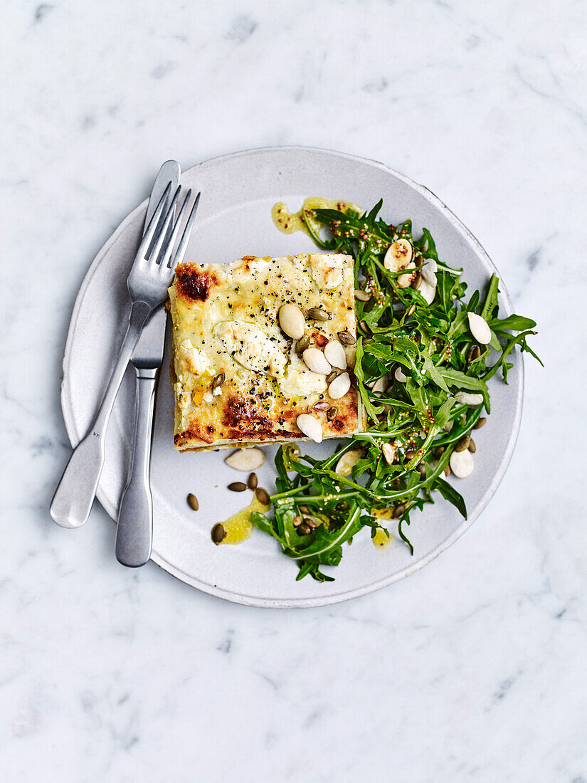 Kürbis-Ziegenkäse-Lasagne mit Rucola-Pepita-Salat