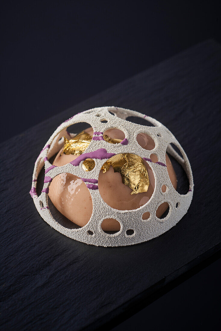 Maronen-Cassis-Pudding mit Blattgold und Schokoladenhaube