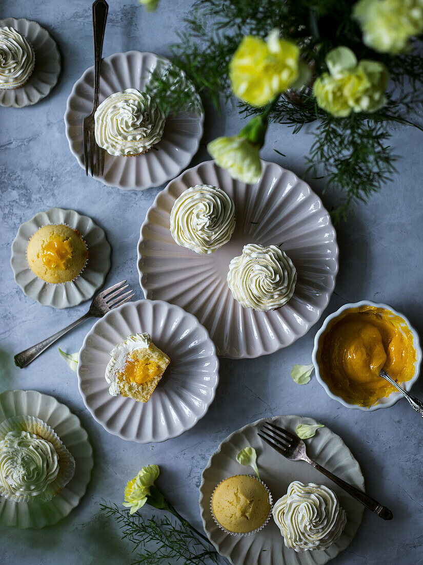 Cupcakes mit Lemon Curd und Buttercreme