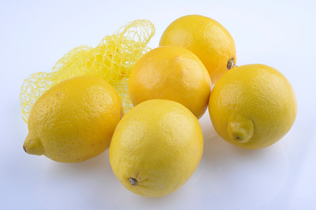 Lemons from the net packaging