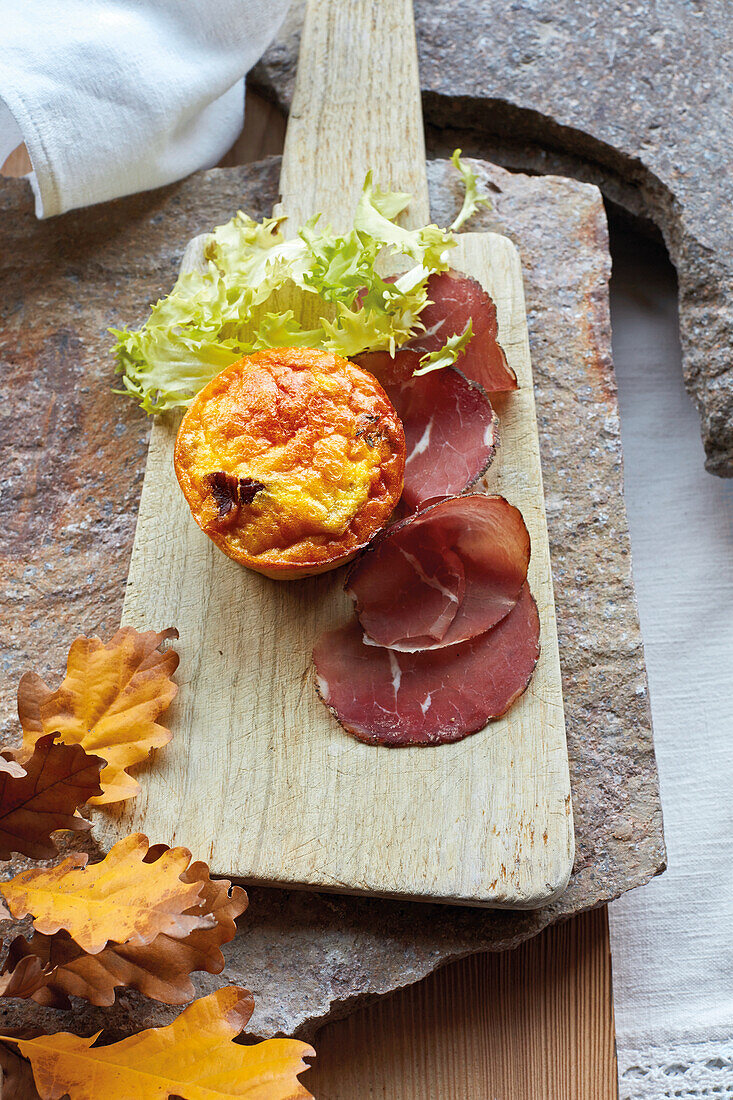 Zwiebelsouffle mit geräuchertem Fleisch