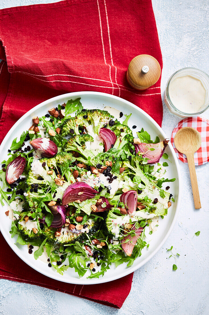 Gerösteter Brokkolisalat mit cremigem Chili-Dressing