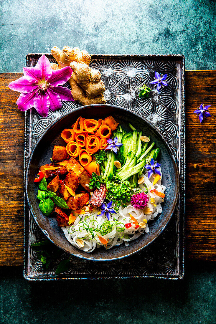 Reisnudel-Bowl mit Tempeh und Brokkolisprossen