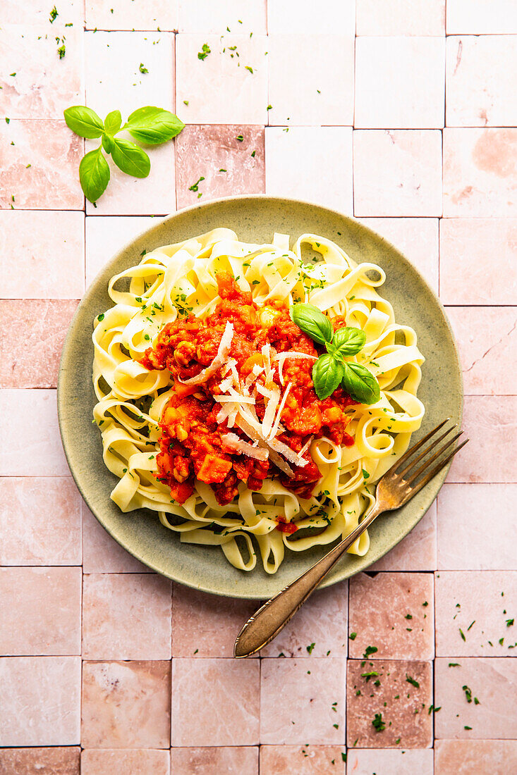 Vegetarisches Ragu alla Bolognese mit Tempeh und Basilikum