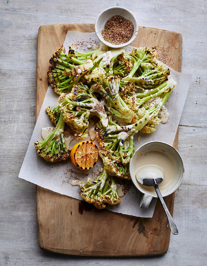 Gegrillter Blumenkohl und Saltbush Za'atar