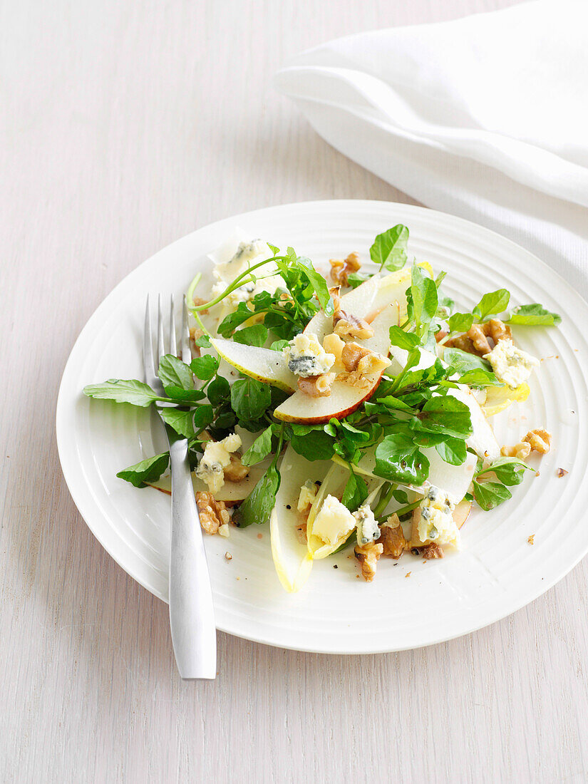 Birnen-Blauschimmelkäse-Salat mit Walnüssen und Senfdressing
