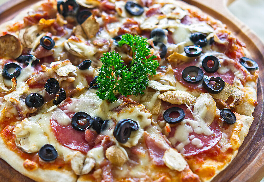 Pizza mit Salami, Käse und Oliven