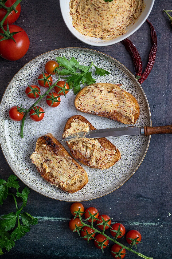 Baguette mit Tomatenbutter