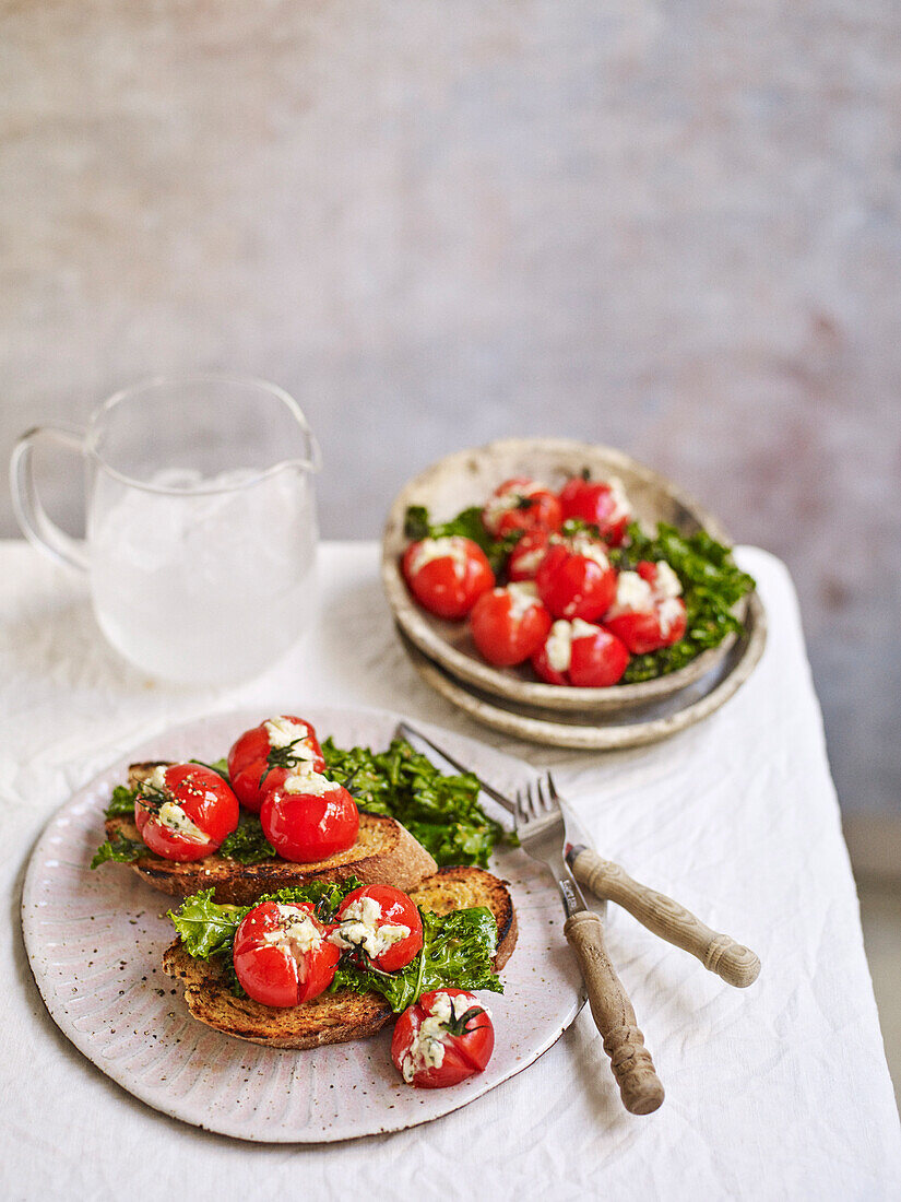 Mit Feta gefüllte Tomaten auf Röstbrot