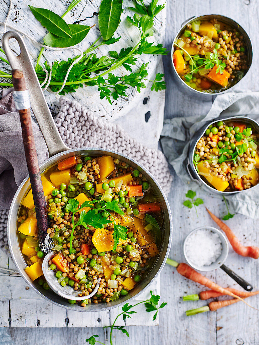 Vegane Curry-Linsen-Gemüse-Suppe