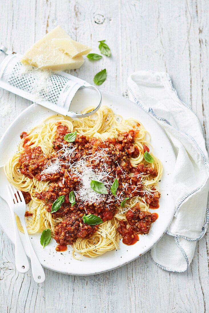 Spaghetti mit veganer Linsen-Bolognese