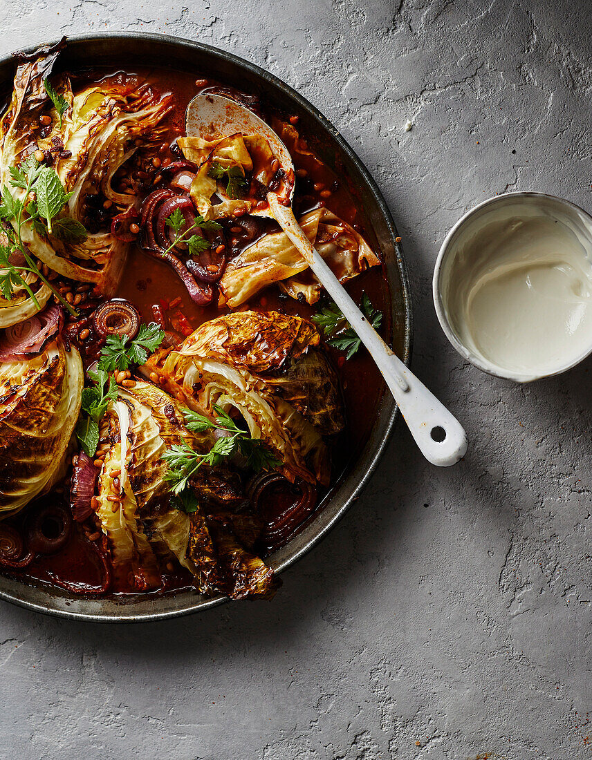 'Zerfallener' Kohl aus dem Ofen mit rosa Harissa