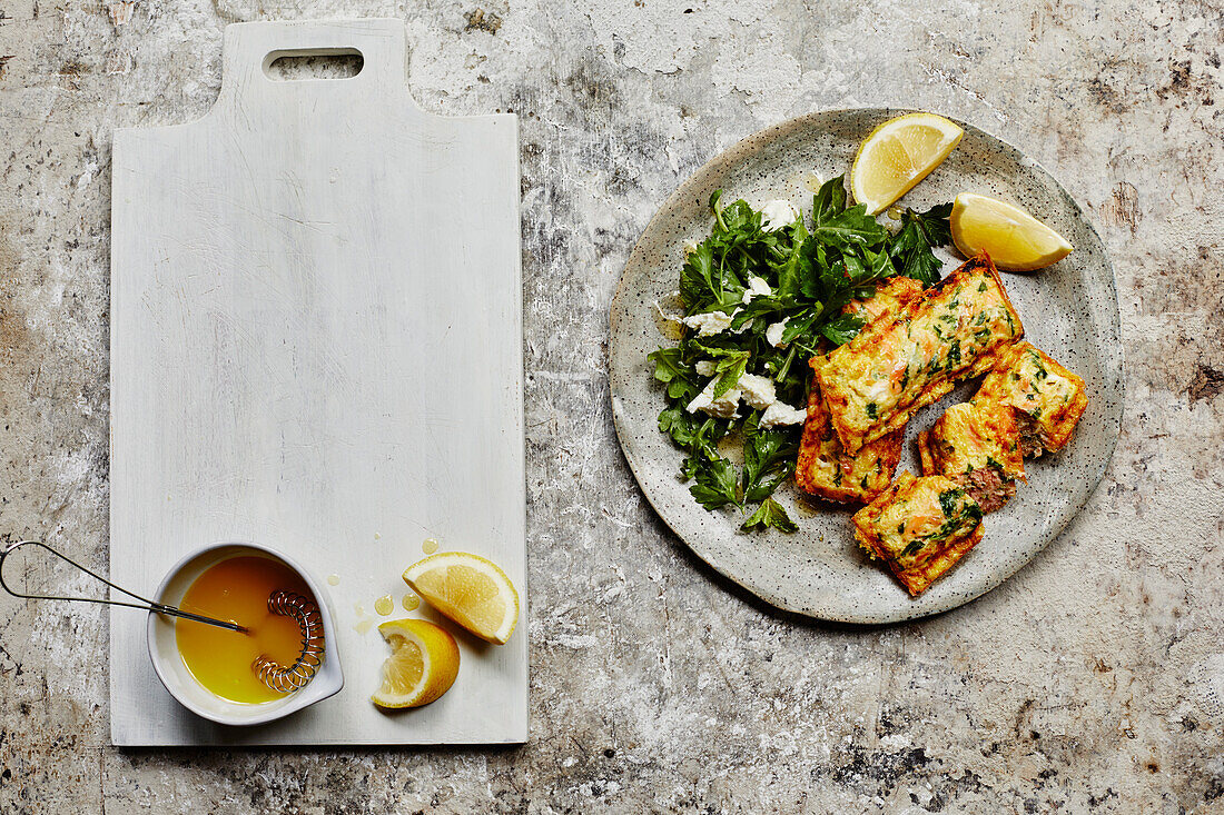 Frittatataschen mit geräucherter Forelle, Ziegenkäse und Rucola