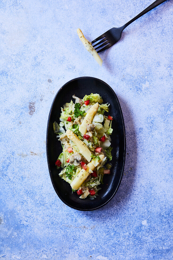 Iceberg salad with asparagus tips