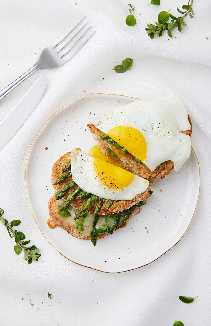 Croque Madame with asparagus