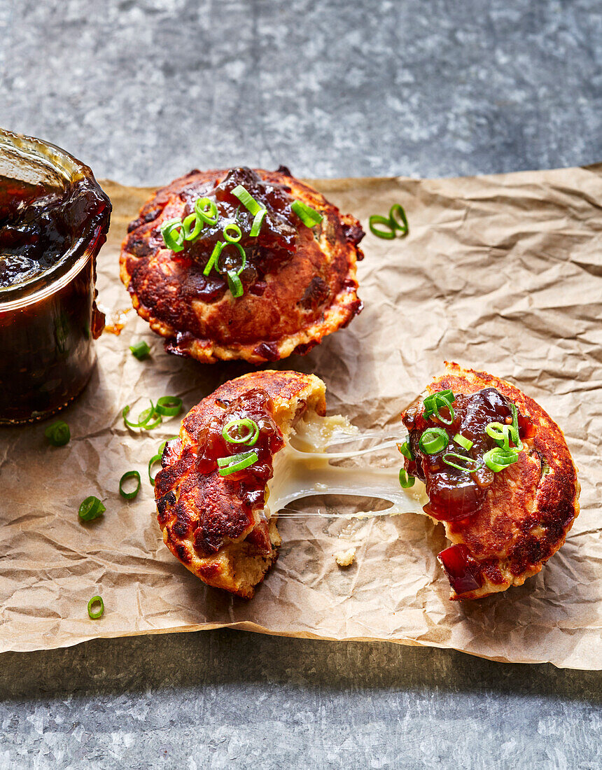 Käse-Muffins mit Chorizo und Zwiebeln