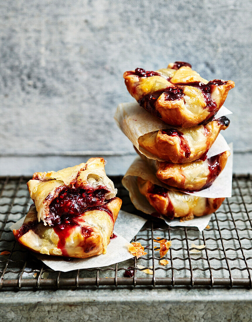 Beerengebäck mit Marmelade