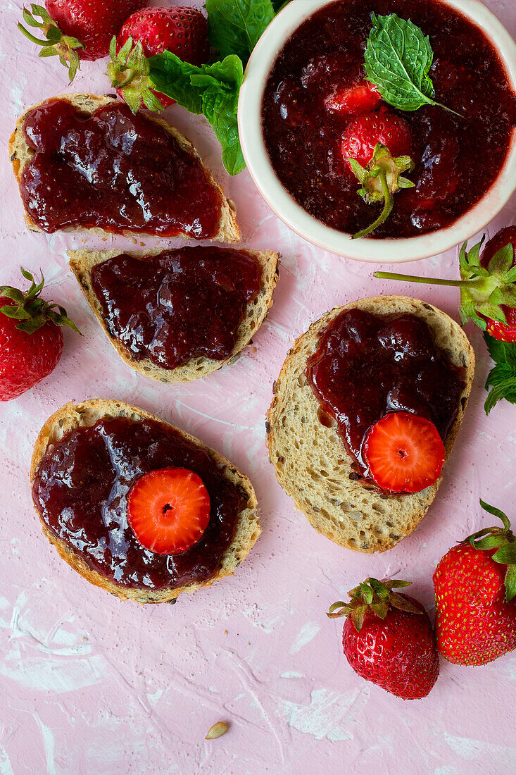 Erdbeermarmelade auf Brot