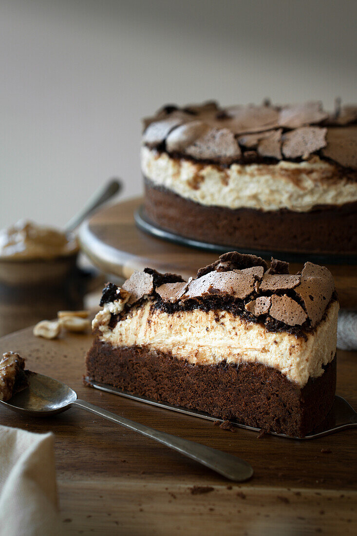 Schokoladen-Nuss-Kuchen mit Erdnussbuttercreme-Füllung und Schokoladen-Baiser