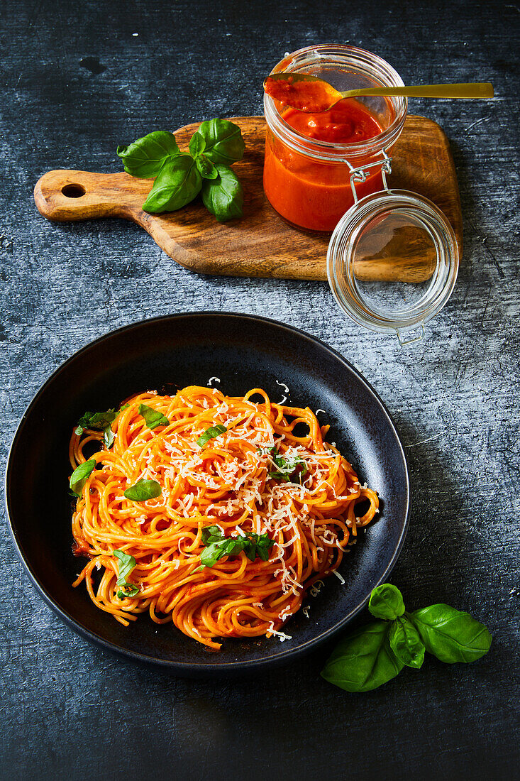 Sizilianische Tomatensauce mit Spaghetti