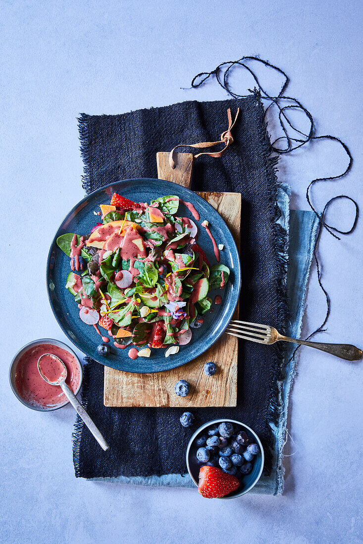 Sommerlicher Salat mit Beeren