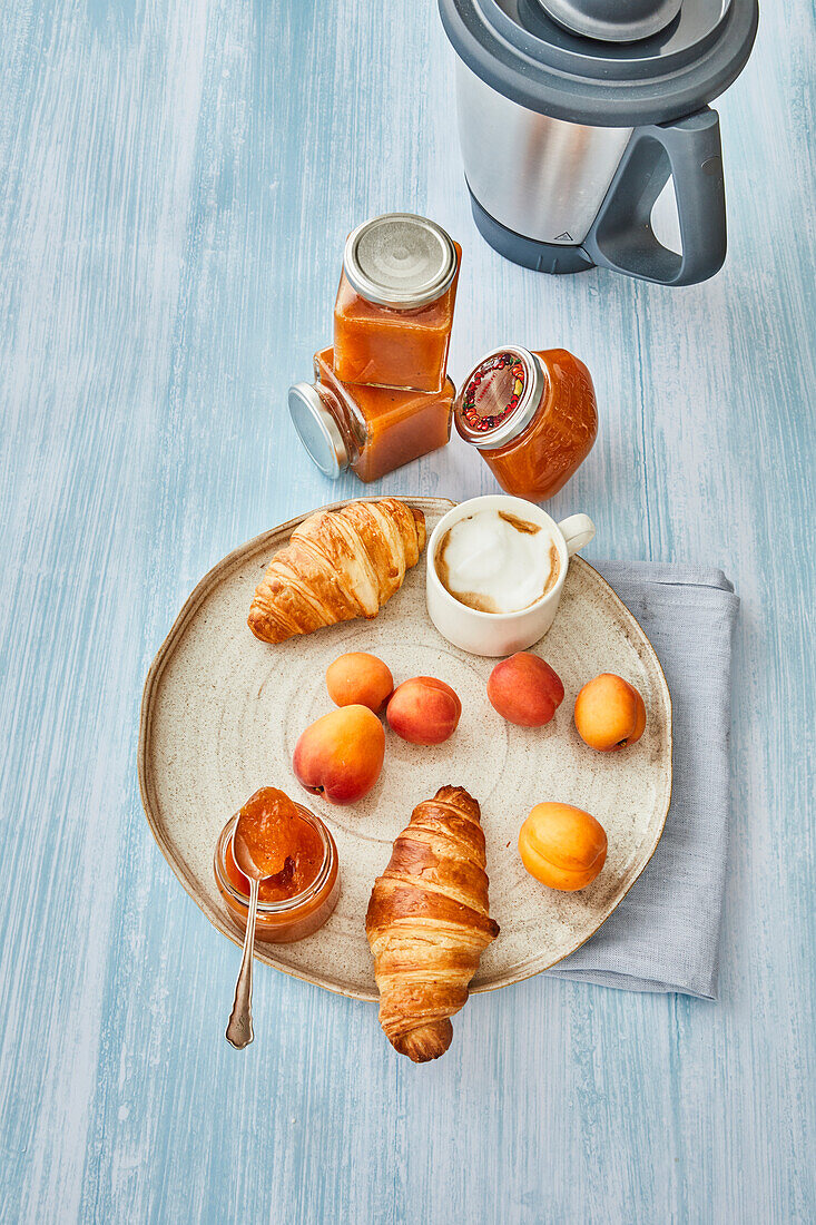 Aprikosenmarmelade mit Croissants und Kaffee