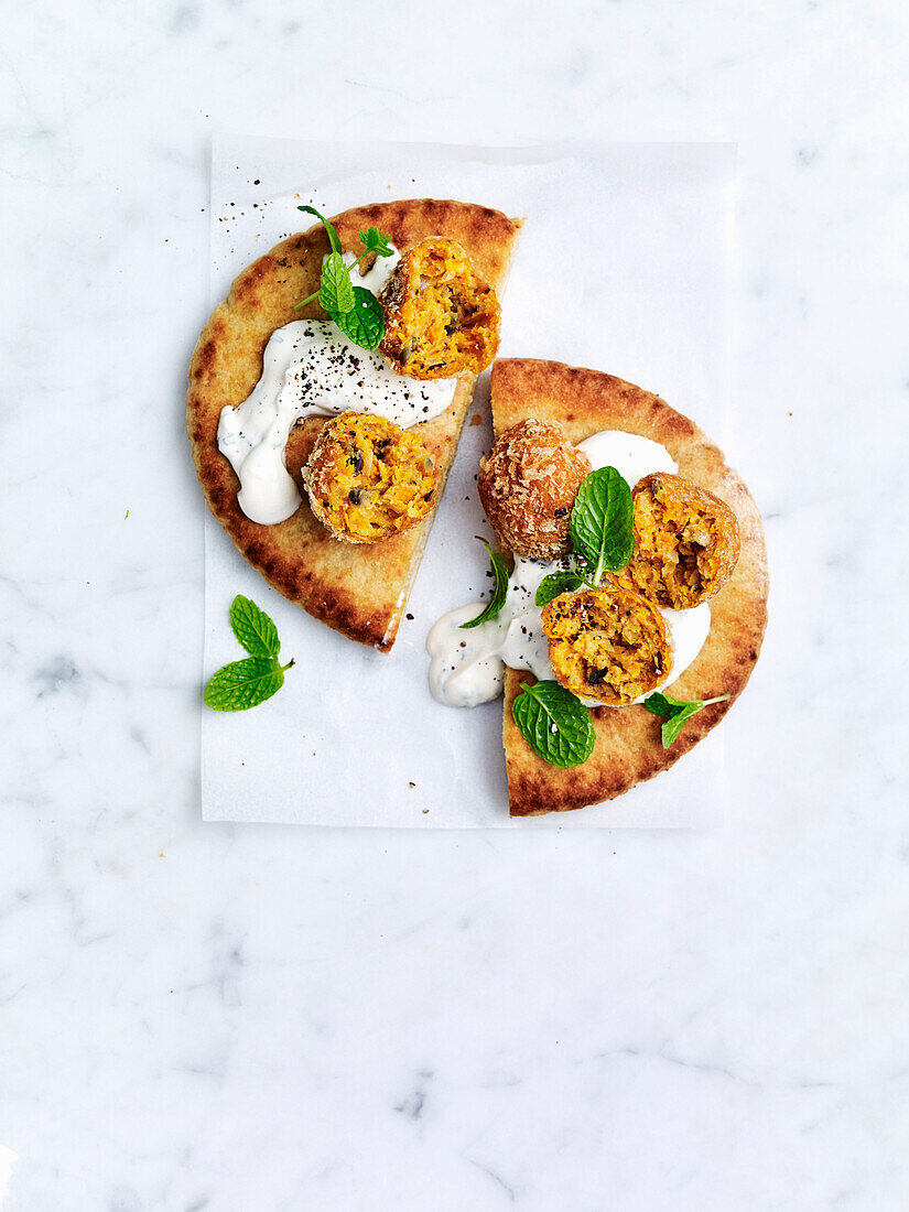 Fladenbrot mit Falafel und Tahini-Joghurt