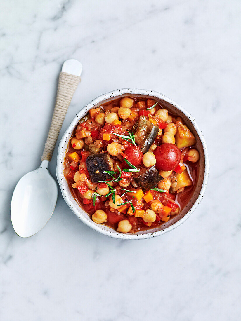 Kichererbsen mit Tomaten und Auberginen