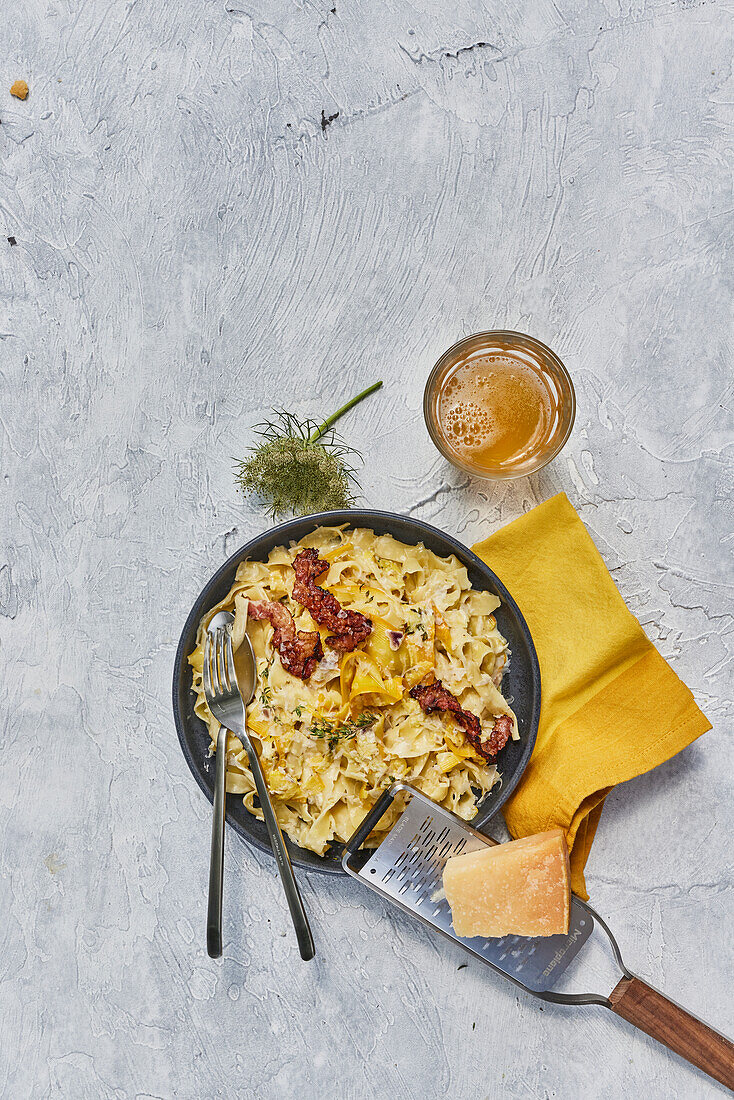 Zucchinipasta mit Speck und Parmesan