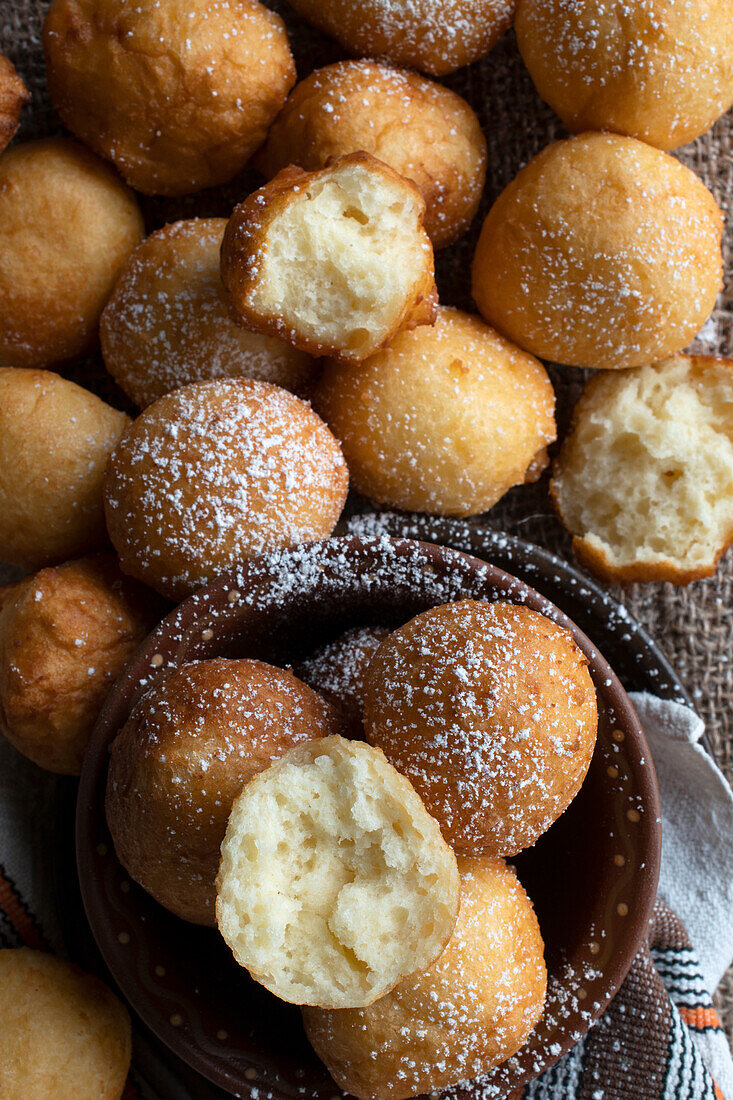 Frittierte Mini-Donuts mit Hüttenkäse