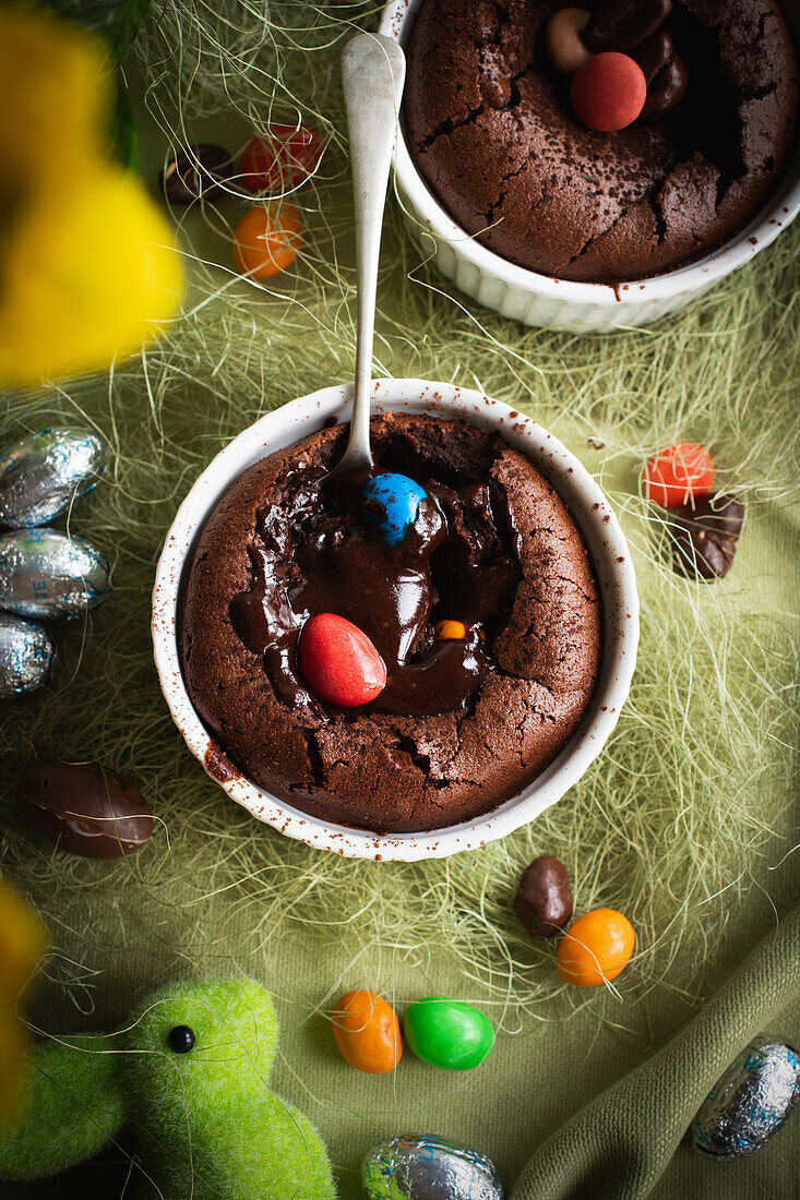 Schokoladen-Fondant-Kuchen mit bunten Schokoladeneiern