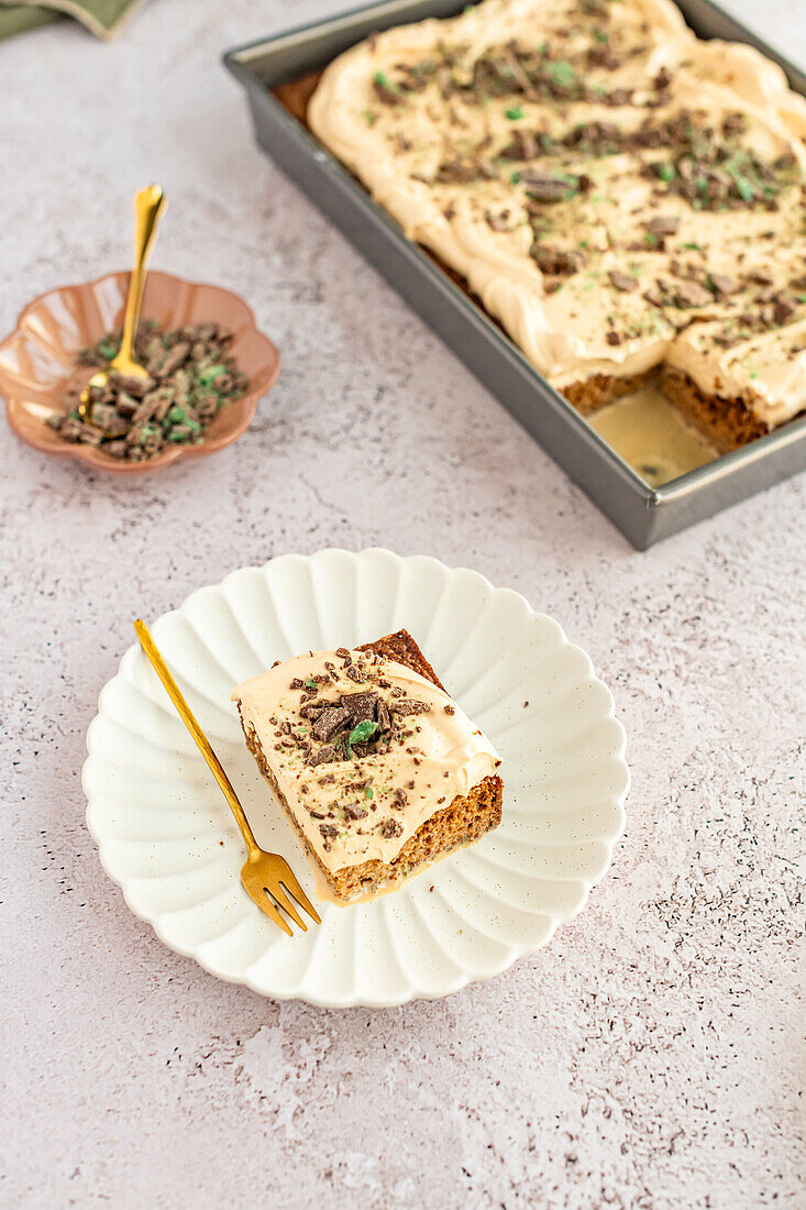 Tres-Leches-Kuchen mit Sahne und Dulce de Leche, bestreut mit Peppermint Crisp Chocolate