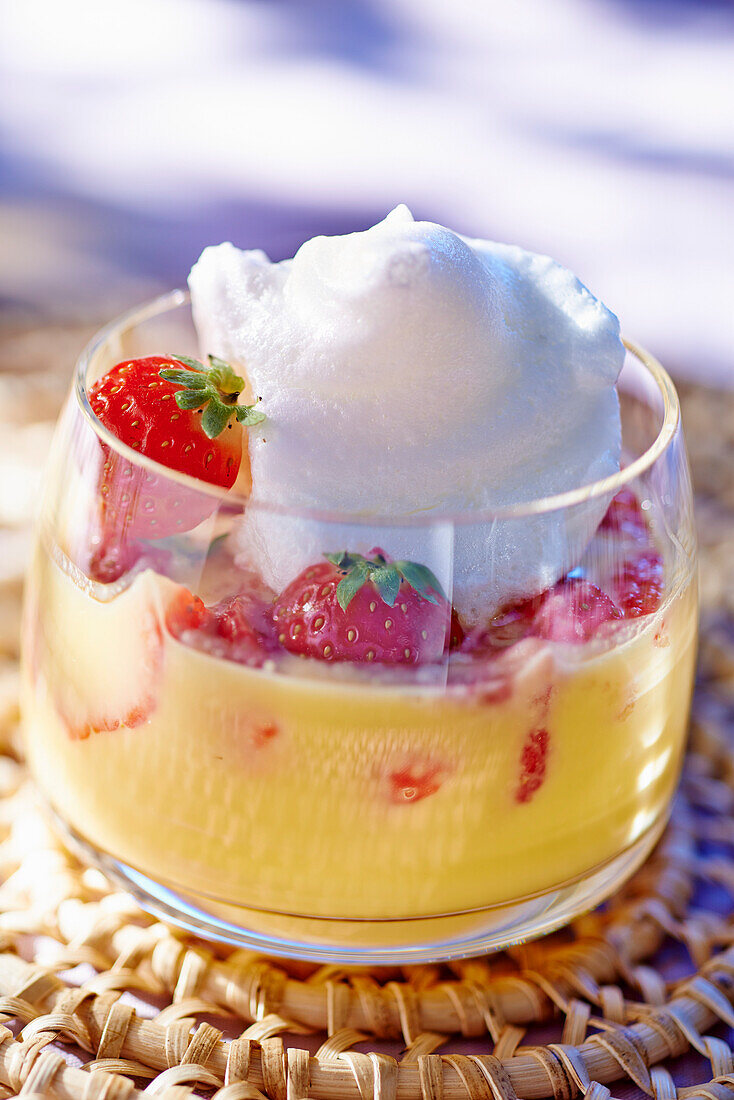 Ile flottante (Eischneenocke auf Vanillesauce, Frankreich) mit Erdbeeren