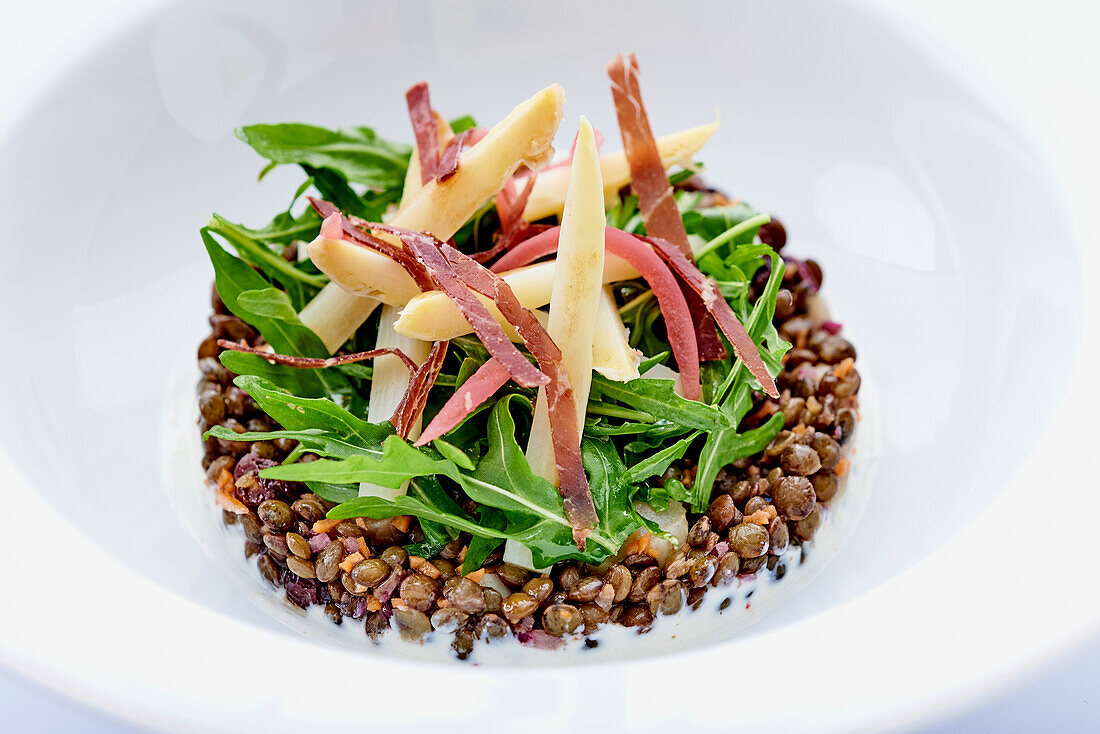 Linsen mit Rucola, getrockneten Rindfleischstreifen und weißem Spargel