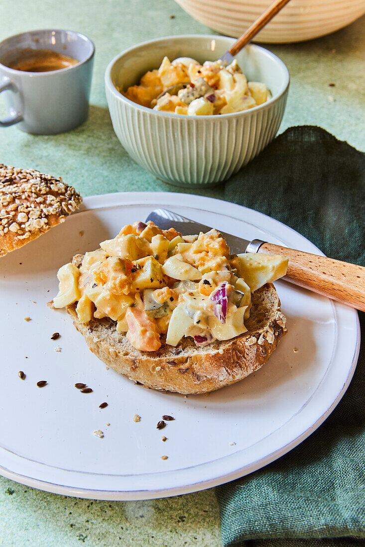 Belegtes Brötchen mit Eiersalat