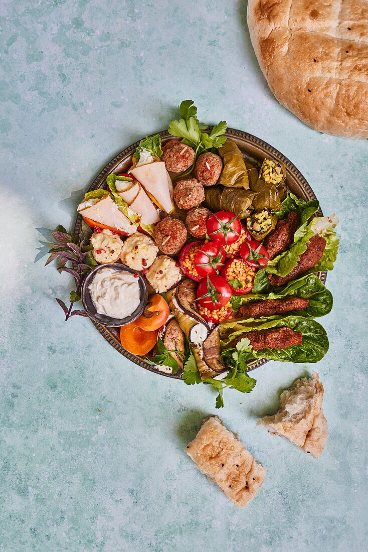 Mixed platter with meatballs, stuffed vine leaves, tomatoes, cevapcici