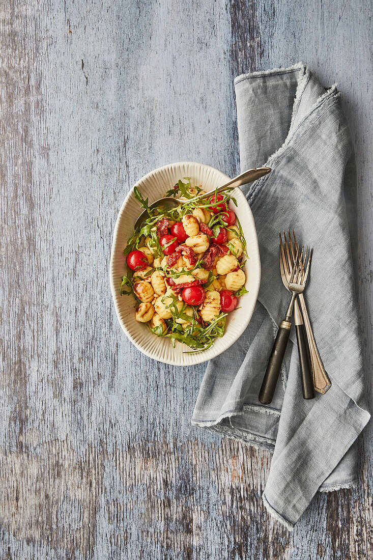 Gnocchi salad with cherry tomatoes and rocket salad