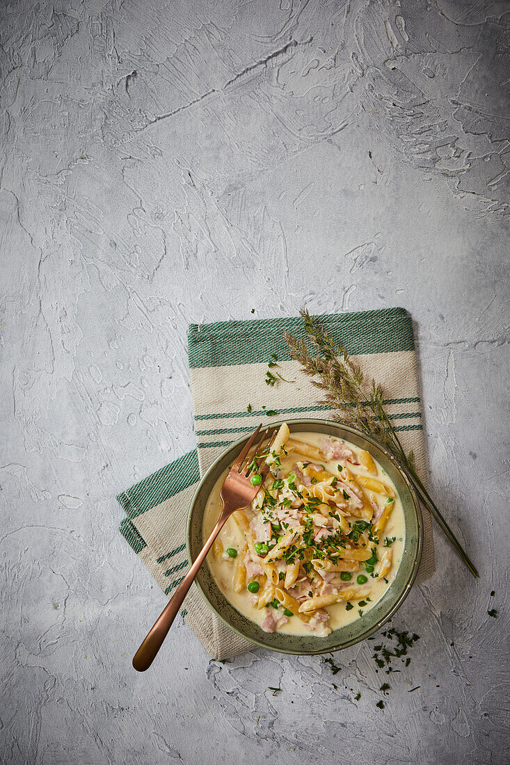 Penne with ham-cream sauce