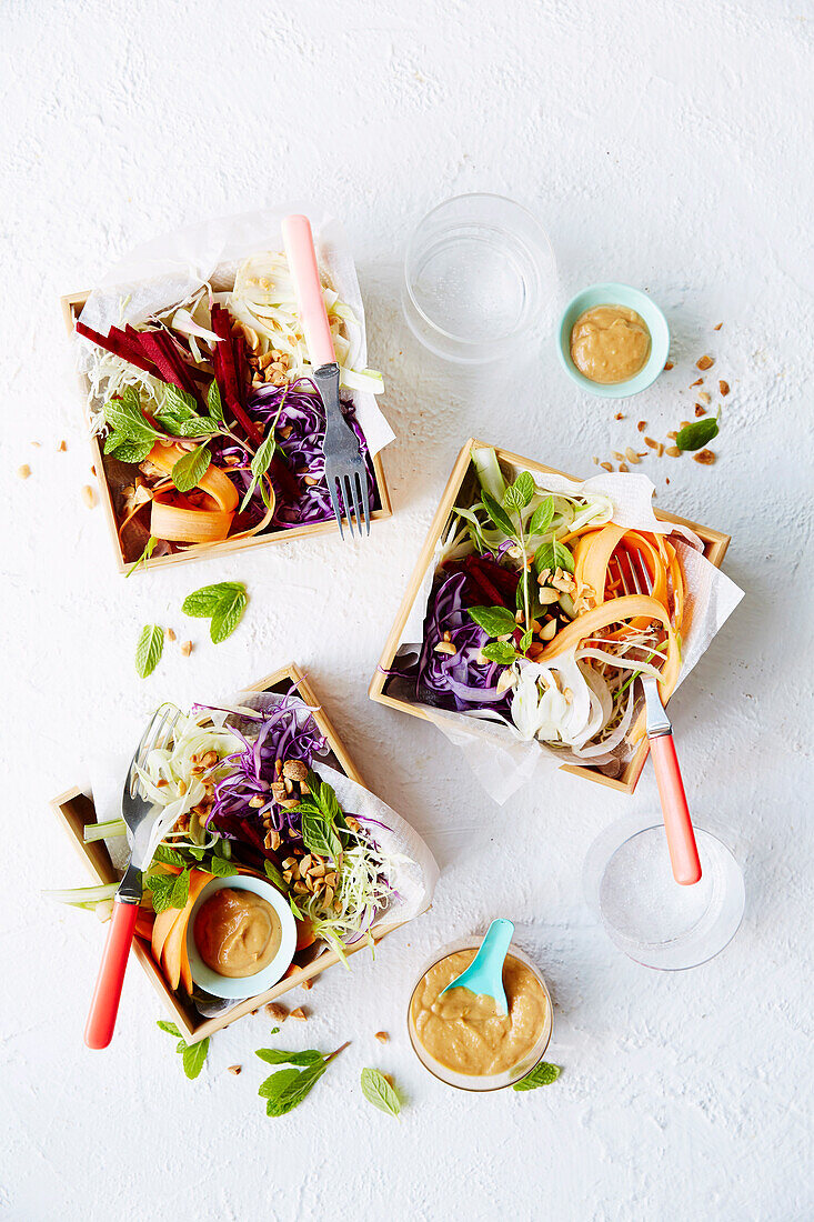 Miso-Erdnuss-Bowl mit knackigem Gemüse