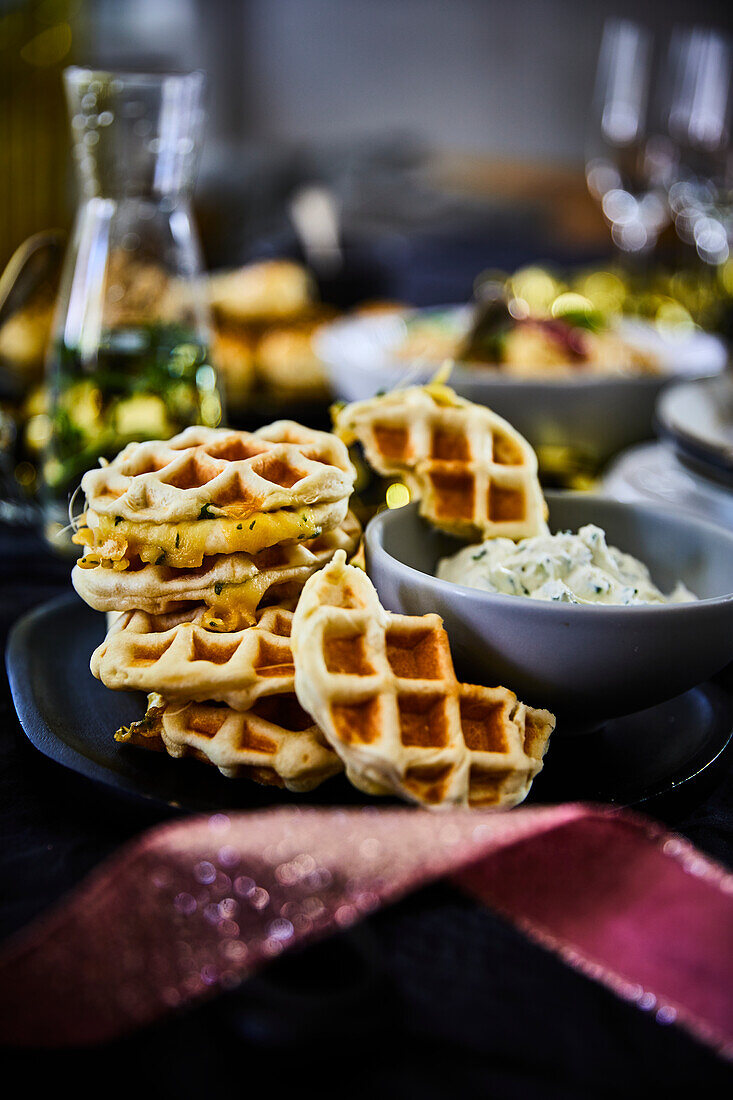 Pikante Waffeln mit Kräuterquark