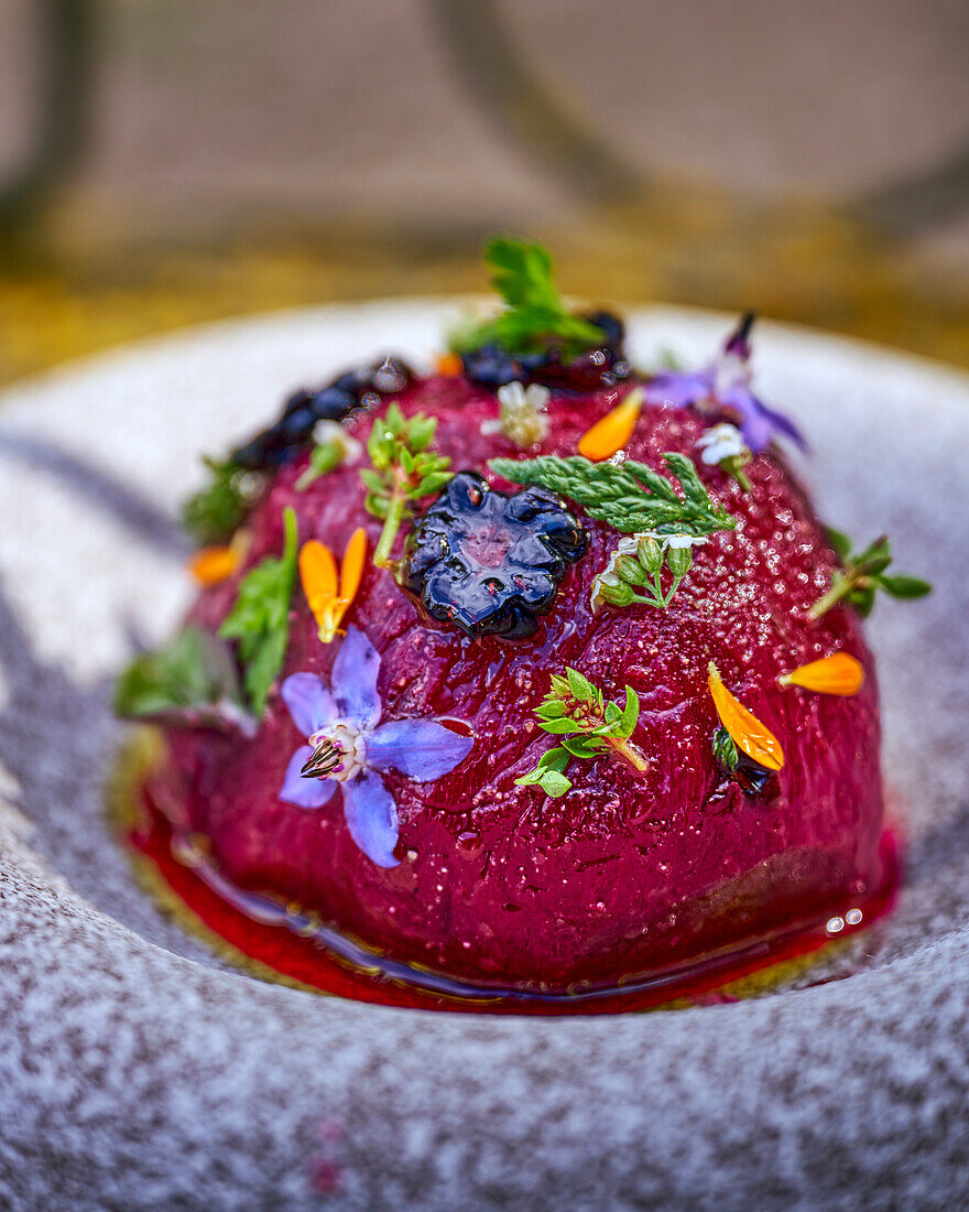 Geröstete Rote-Bete mit Honig, Kräutern und Essblüten