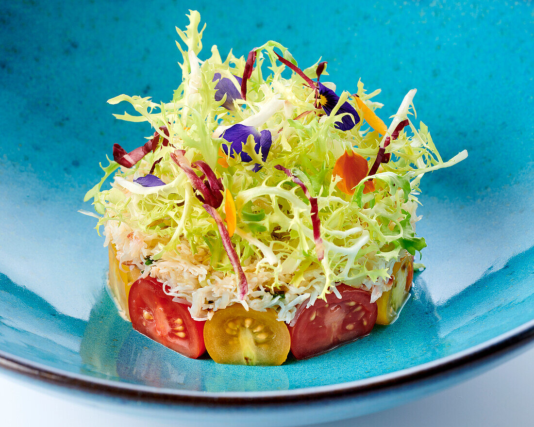 Krabbenfleisch mit Kirschtomaten und Salat