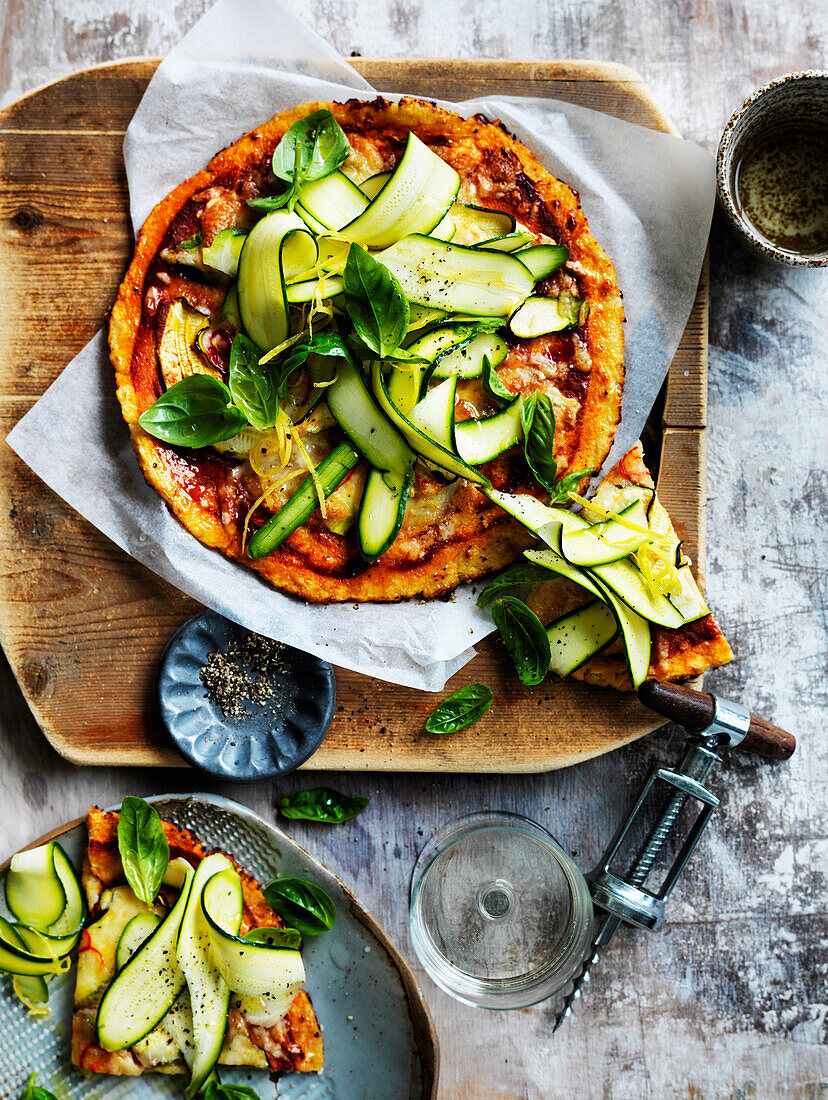 Blumenkohlpizza mit Mozzarella und Zucchini