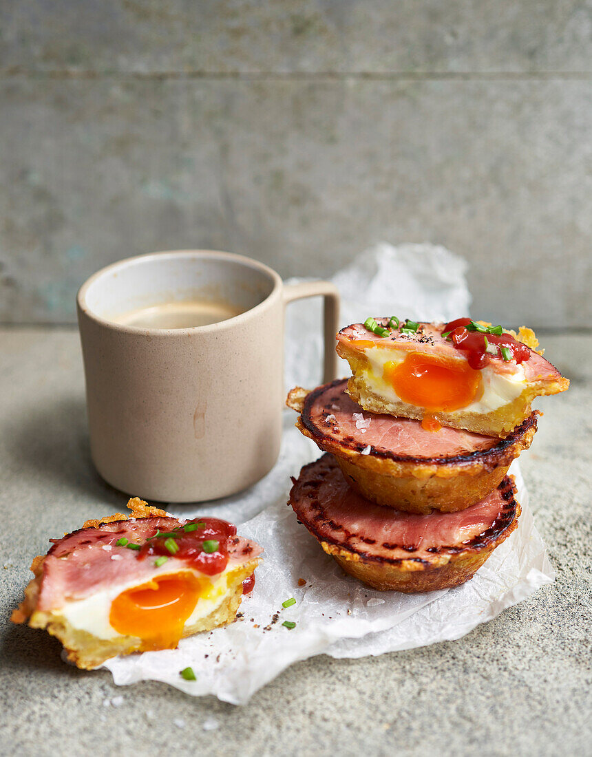 Kleine Frühstücks-Pies mit Ei und Speck