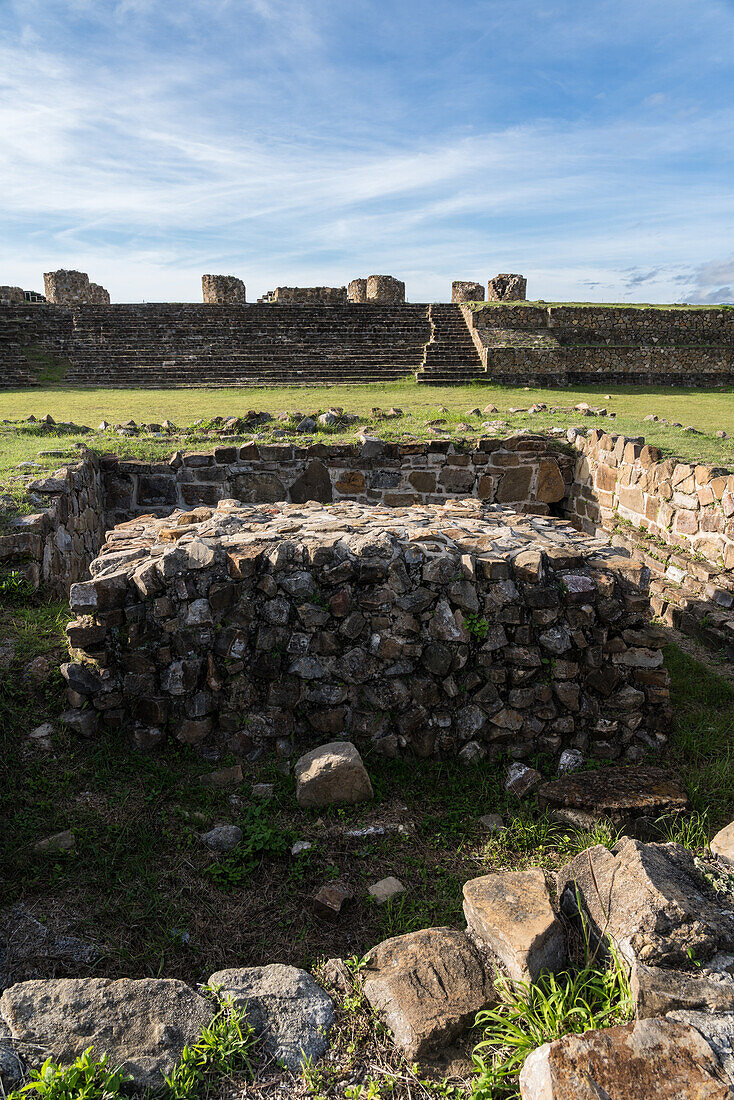 Der versunkene Platz mit dem Altar auf der Nordplattform der präkolumbianischen Zapoteken-Ruinen von Monte Alban in Oaxaca, Mexiko. Eine UNESCO-Welterbestätte.
