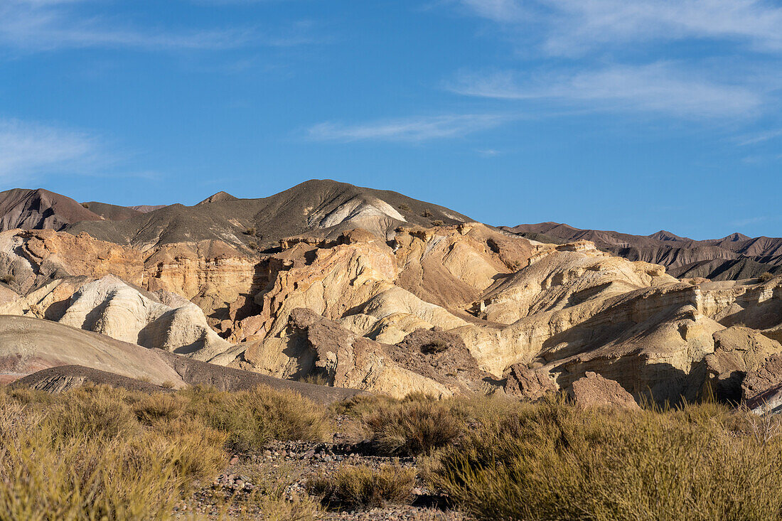Farbenfrohe geologische Formationen auf dem Berg der sieben Farben bei Calingasta, Provinz San Juan, Argentinien.