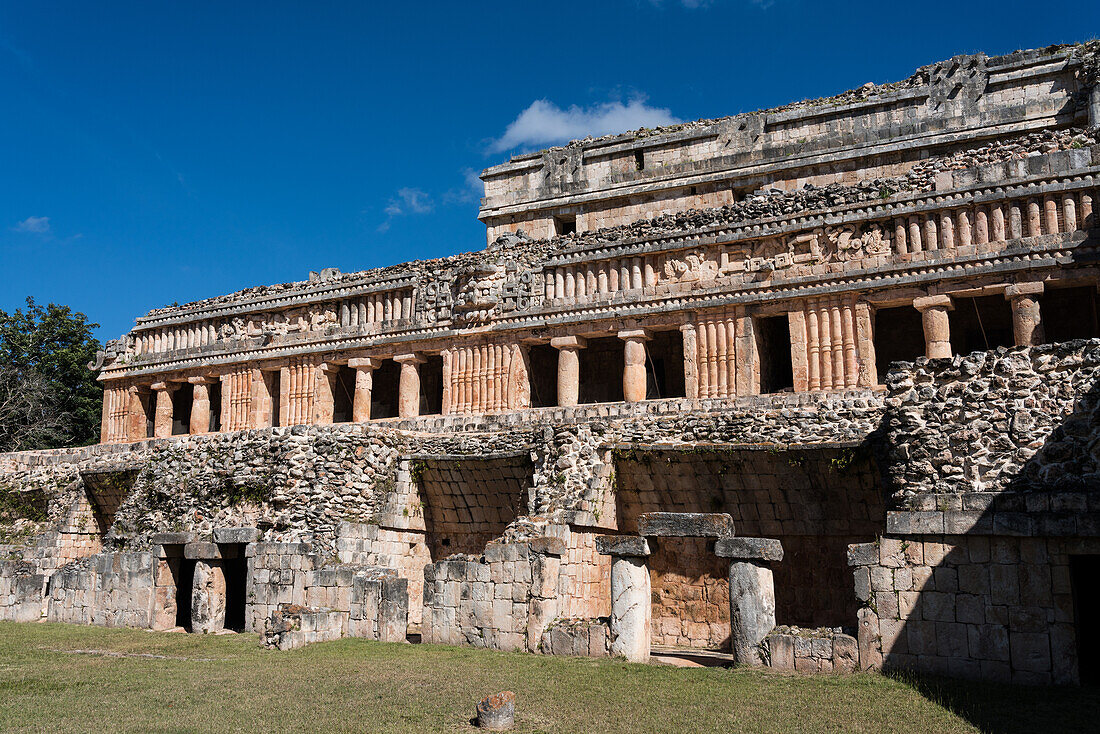 Die Ruinen der Maya-Stadt Sayil sind Teil der prähispanischen Stadt Uxmal, UNESCO-Welterbe in Yucatan, Mexiko.