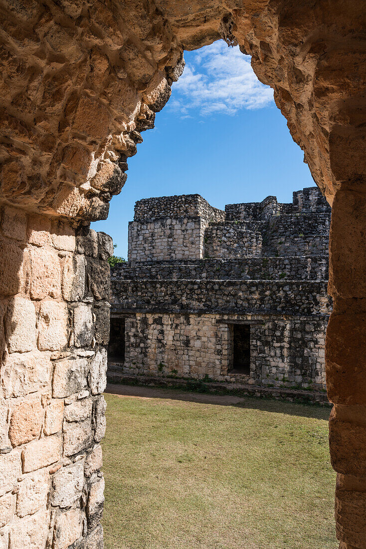 Der Eingangsbogen in den Ruinen der prähispanischen Maya-Stadt Ek Balam in Yucatan, Mexiko. Hinter dem Bogen befindet sich der Ovalpalast.