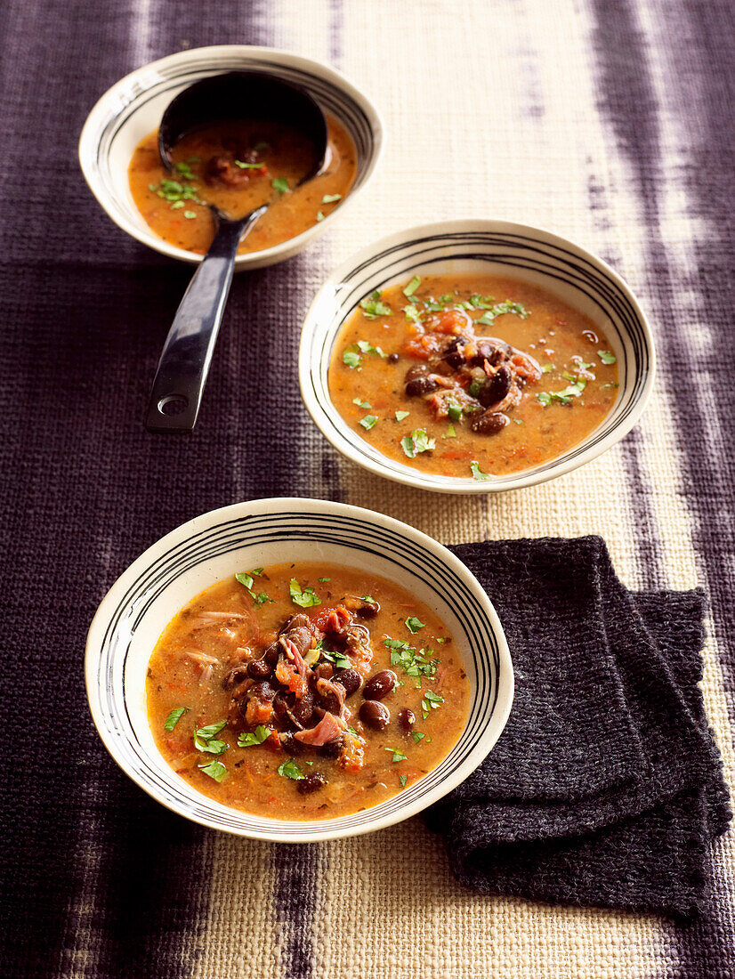 Kubanische schwarze Bohnensuppe